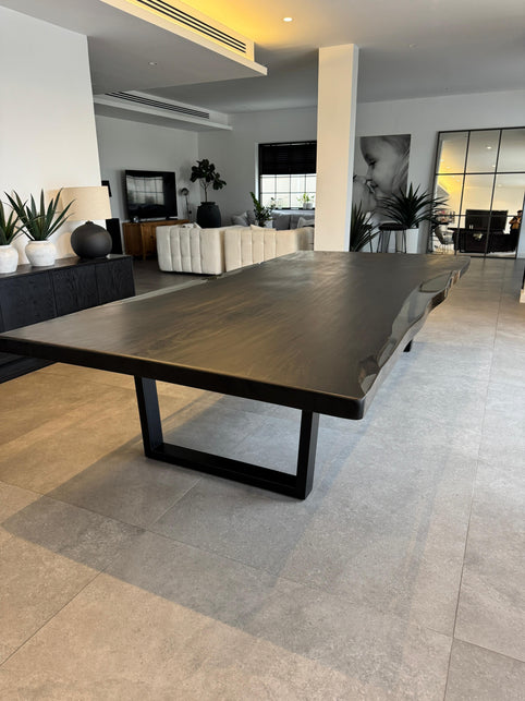 Luxury MonkeyPod  Suar Dining Table for a Modern Residence – Dubai (2025)